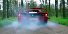 Donuts, fuego y burnouts con dos Ferrari, una combinación explosiva