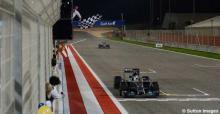Hamilton reina en una noche de infarto en Bahréin