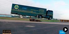 El camión del Lotus F1 Team salta sobre su Fórmula 1
