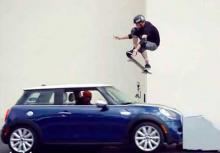 Vídeo: Tony Hawk, un salto de altos vuelos por encima de un Mini