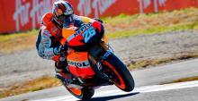 Pedrosa lucha por ganar y Lorenzo por el título