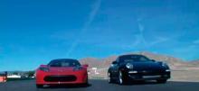 Porsche 911 Carrera S vs Tesla Roadster: combustión contra electricidad