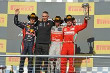 El mono de Alonso subastado por 10.000 euros