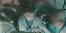 Niño conduce un autobús y evita un accidente