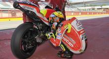 Valentino Rossi consulta a una Ducati muy enferma