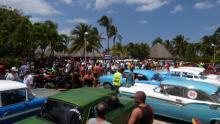 Clubes de autos clásicos colombianos y cubanos estrechan lazos
