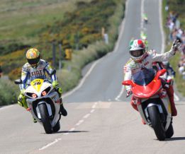 Valentino Rossi (Yamaha) y Giacomo Agostini (MV Agusta) en el TT